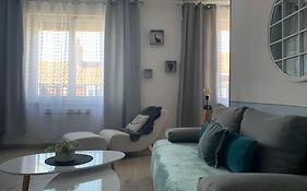 38 Maison entière,place de parking et garage pour moto velo a la demande